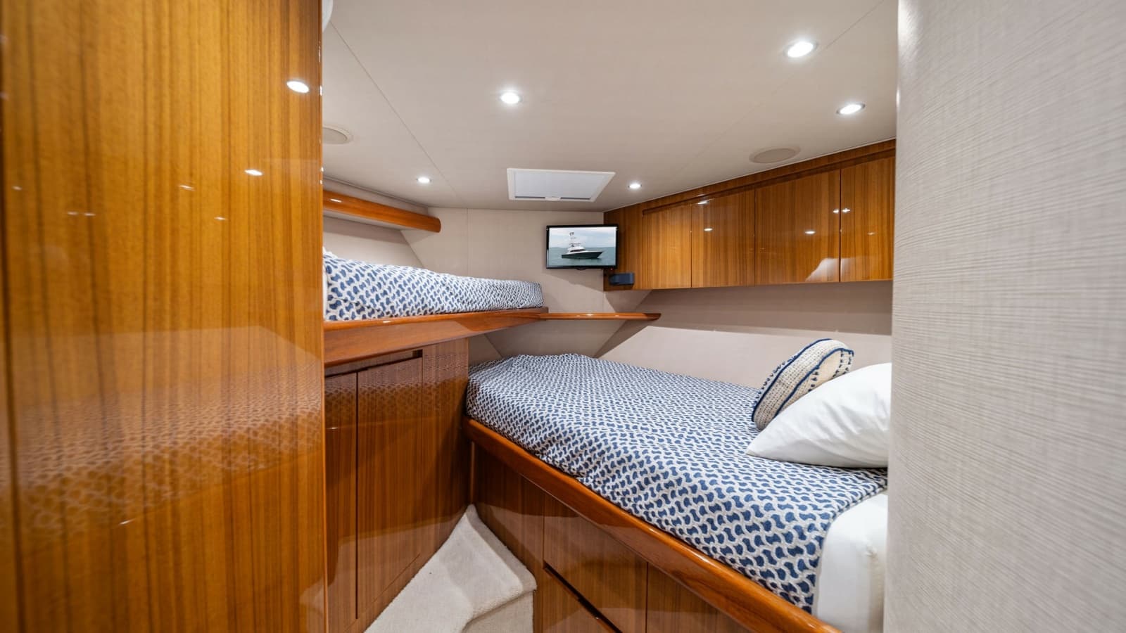 2015 Viking 55 Convertible - Photo 44