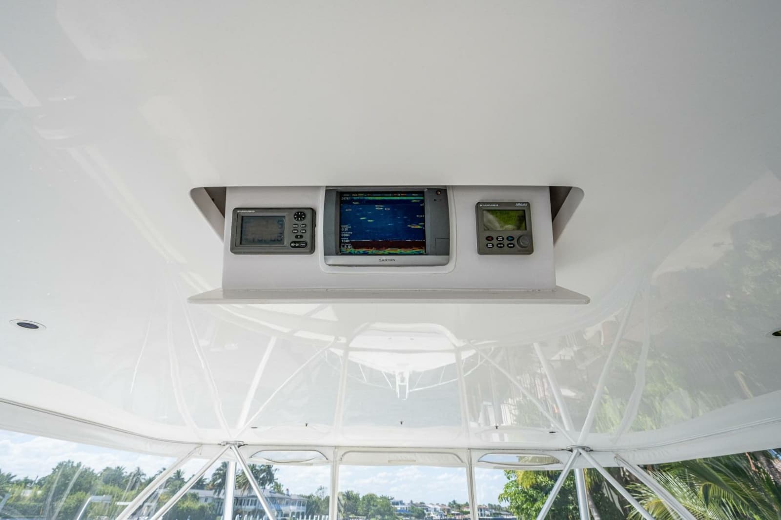 2005 Viking 74 Convertible - Photo 39