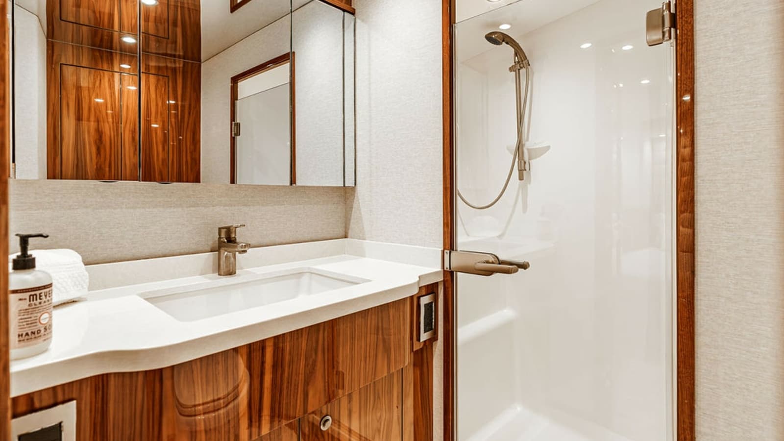 2019 Viking 80 Skybridge - Photo 32