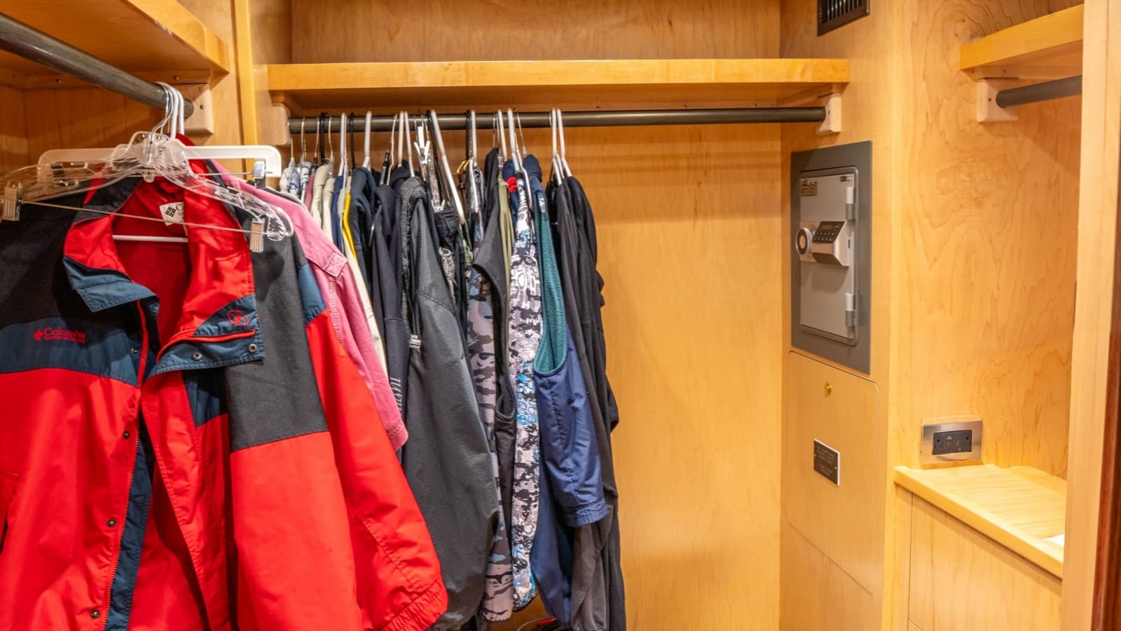 2020 Viking 92 Skybridge - Photo 43