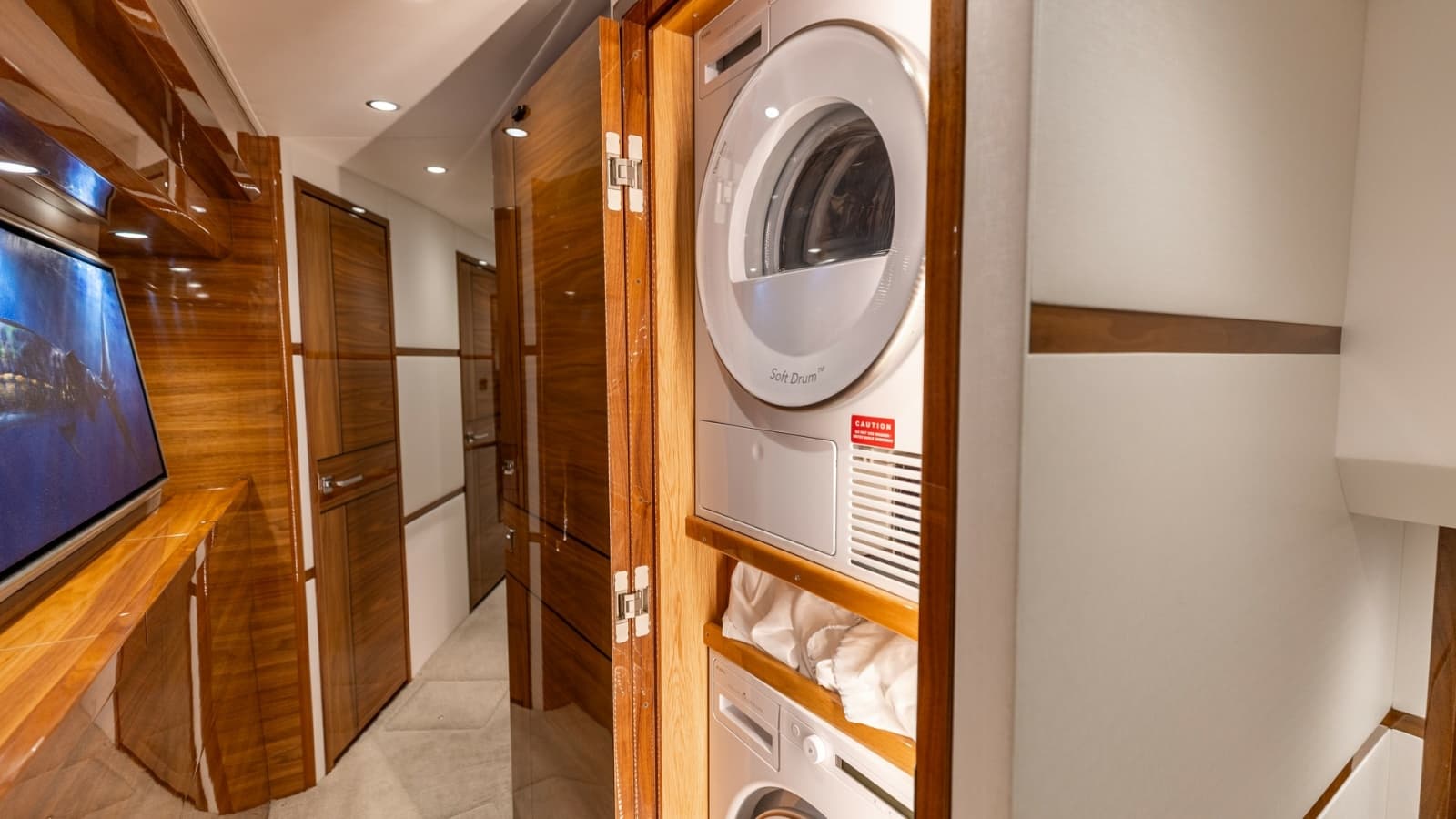 2025 Viking 74 Convertible - Photo 26