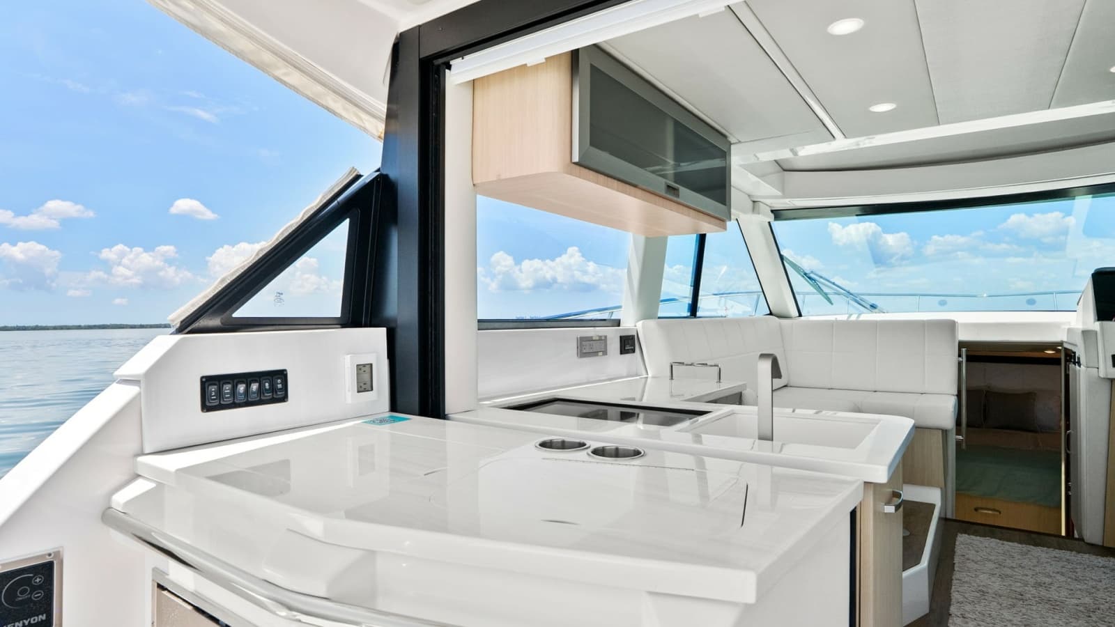 2025 Regal 38 XO - Photo 20