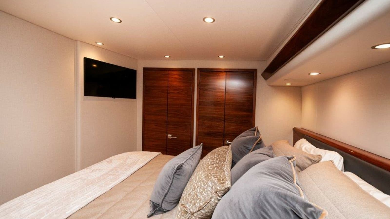 2025 Viking 58 Convertible - Photo 21