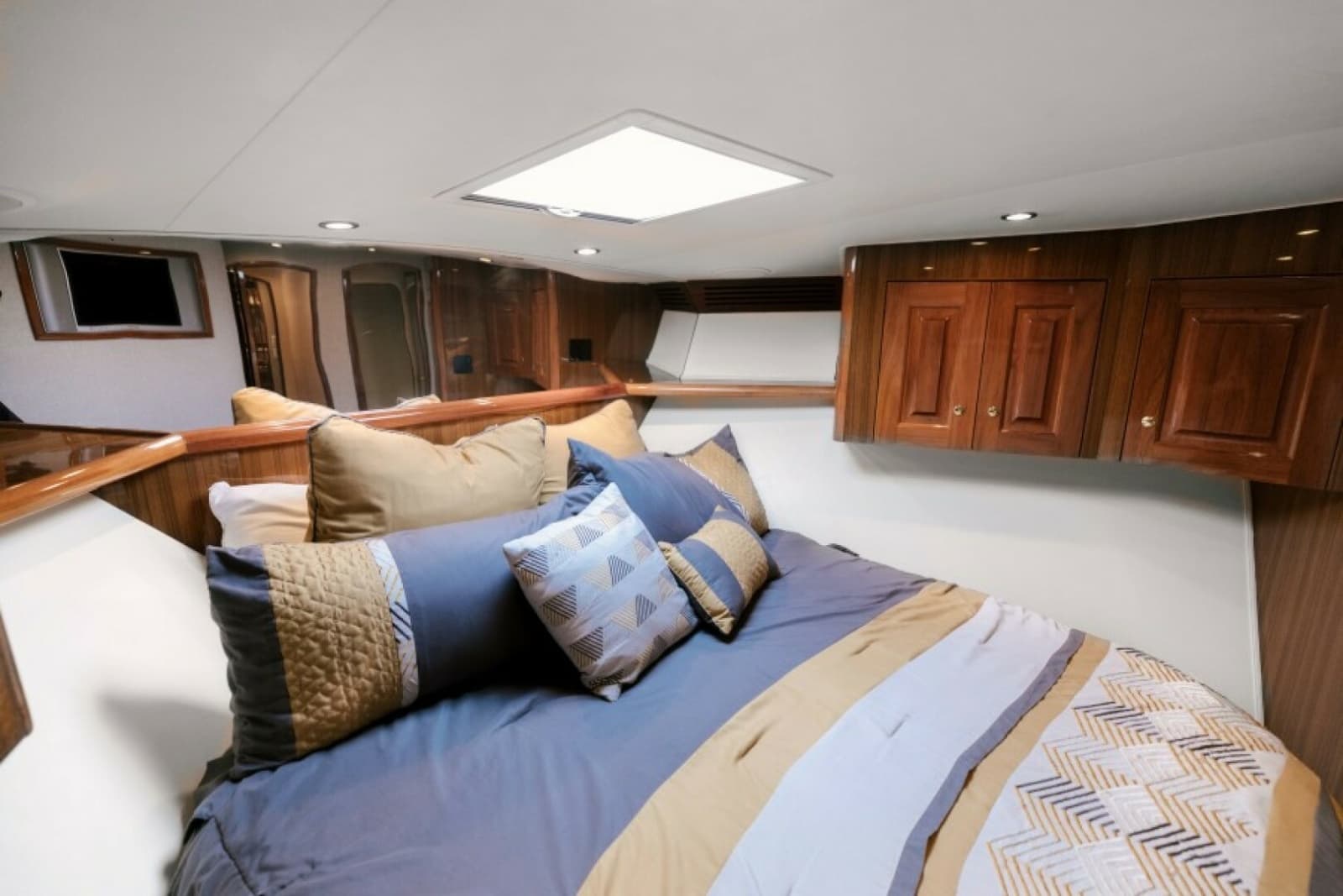 2006 Viking 74 Enclosed Bridge - Photo 11