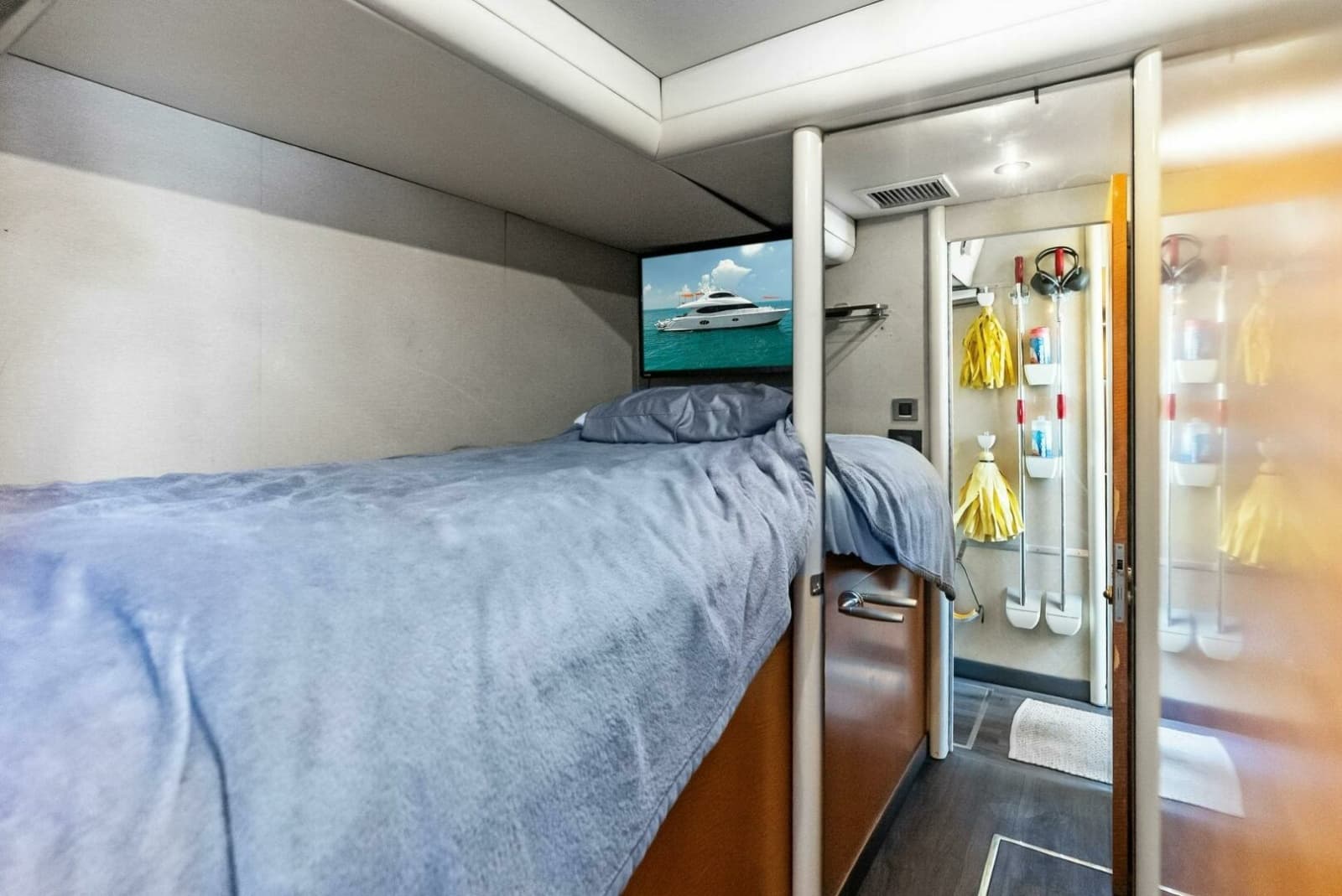 2006 Lazzara Yachts 84 Skylounge - Photo 149