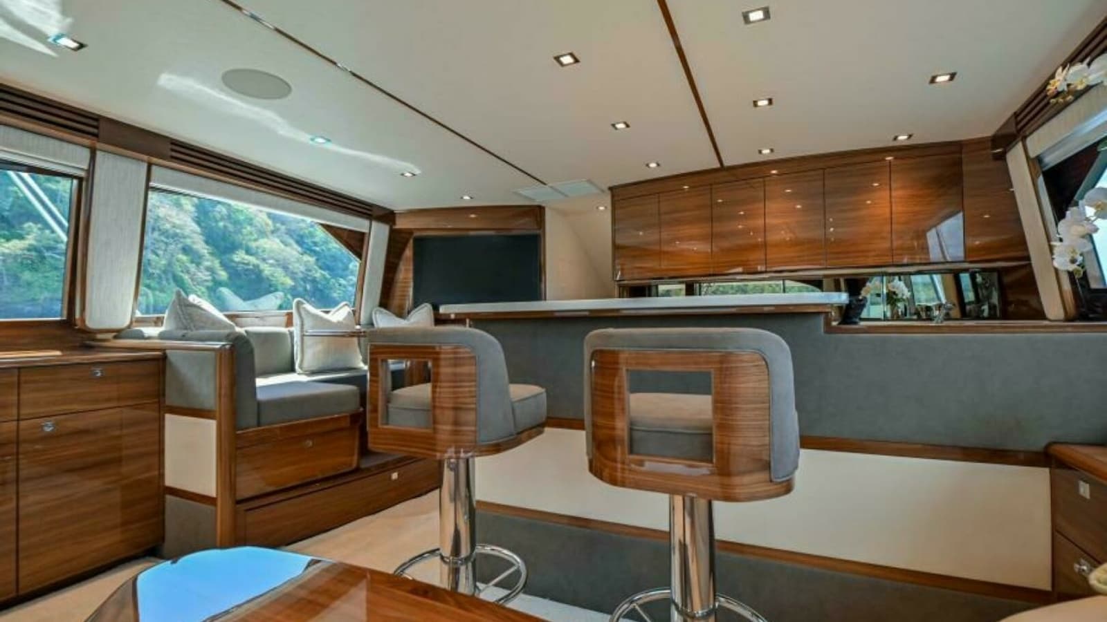 2023 Viking 64 Convertible - Photo 20