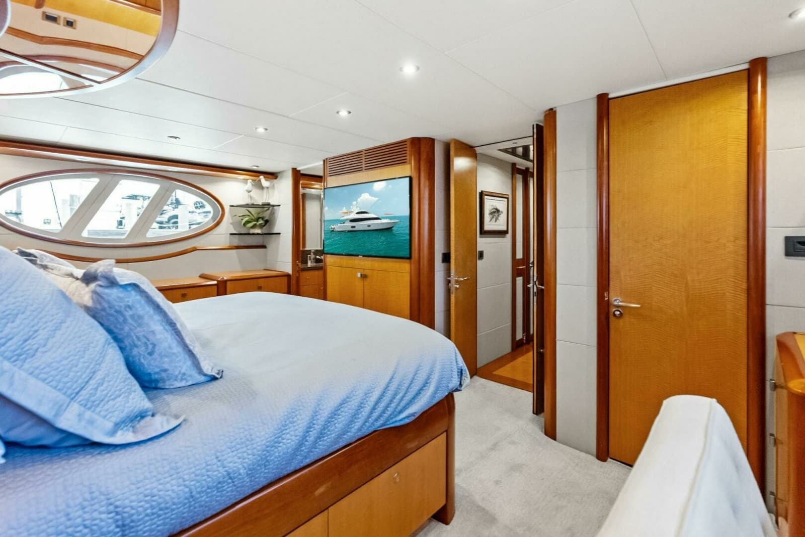 2006 Lazzara Yachts 84 Skylounge - Photo 103