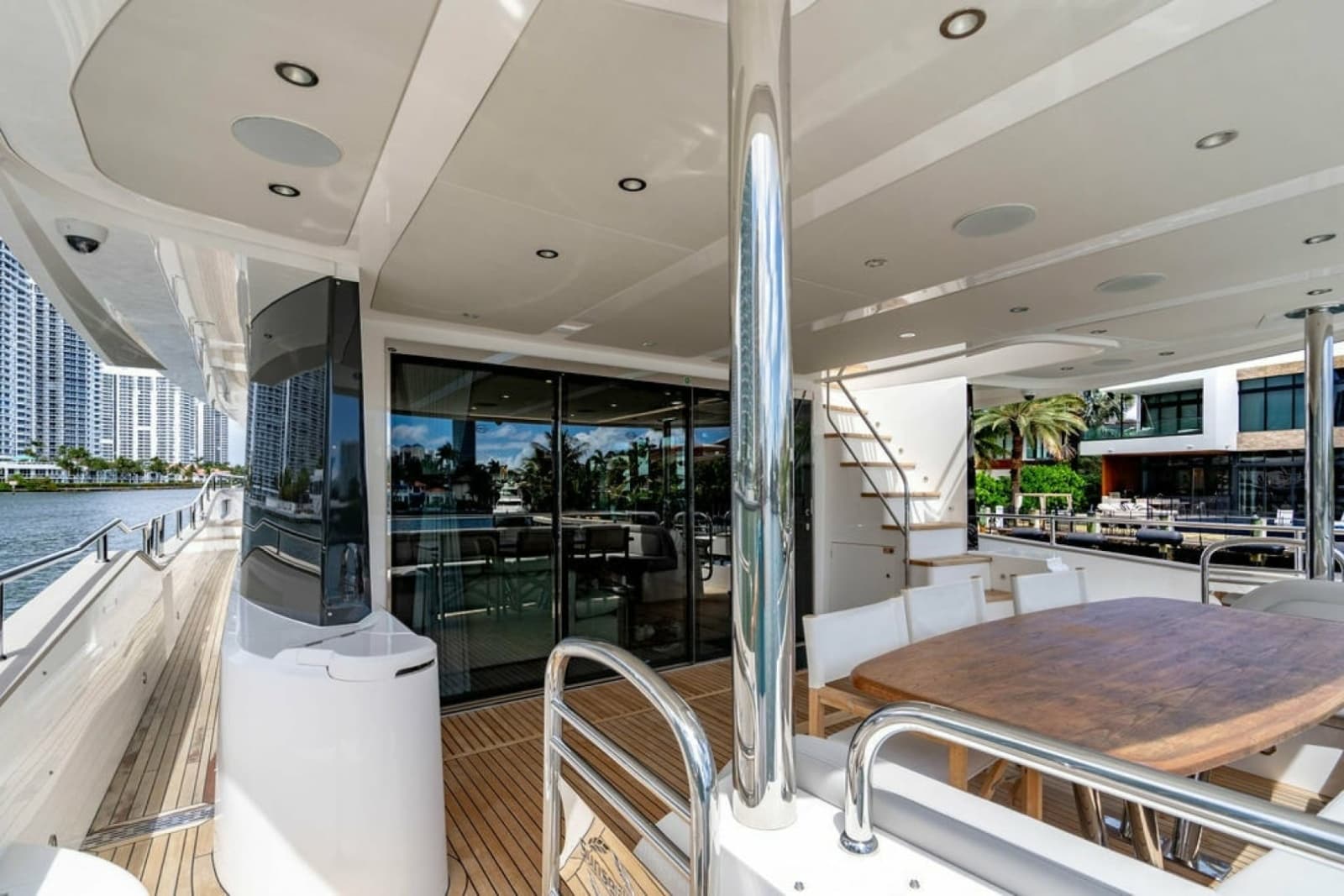 2019 Sunseeker 95 Motor Yacht - Photo 11