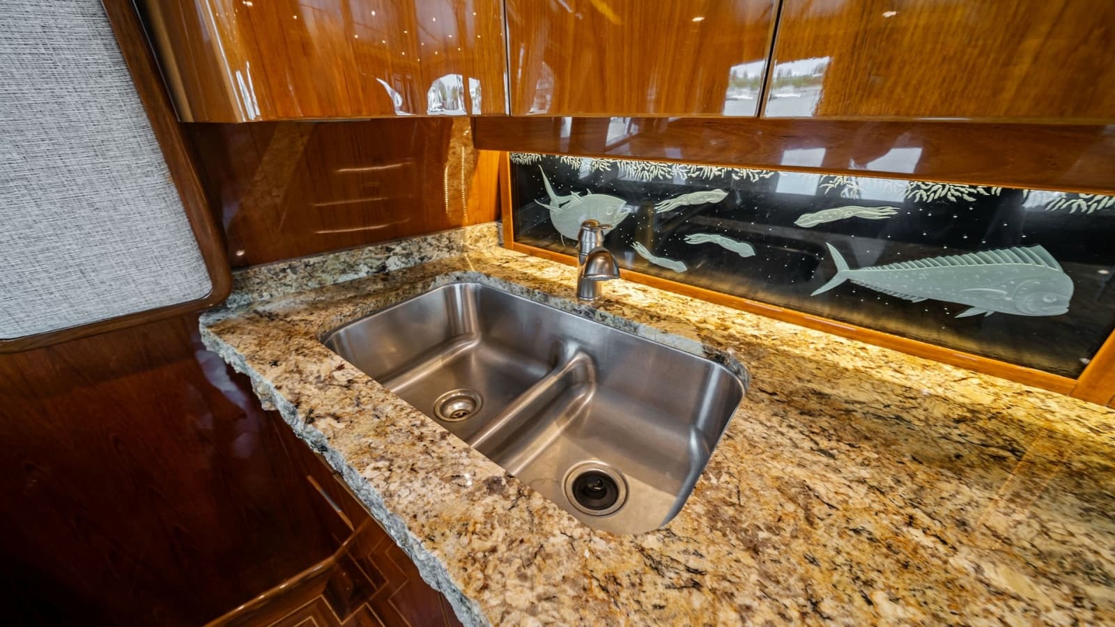 2015 Viking 70 Convertible  - Photo 17