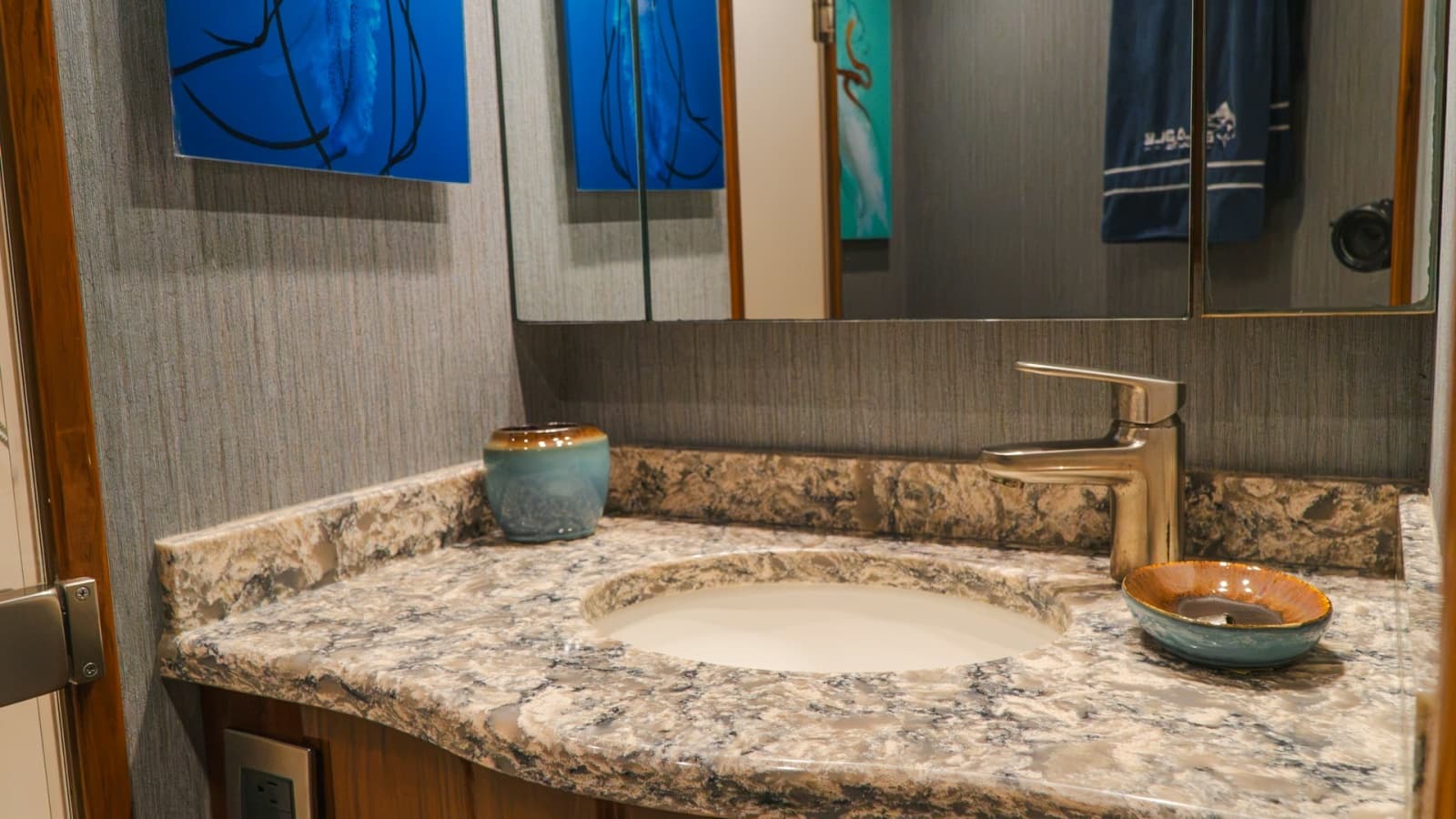 2014 Viking 66 Convertible - Photo 19