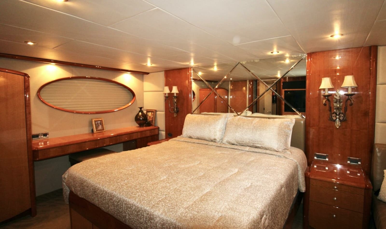2007 Lazzara Yachts 74 Motor Yacht - Photo 11