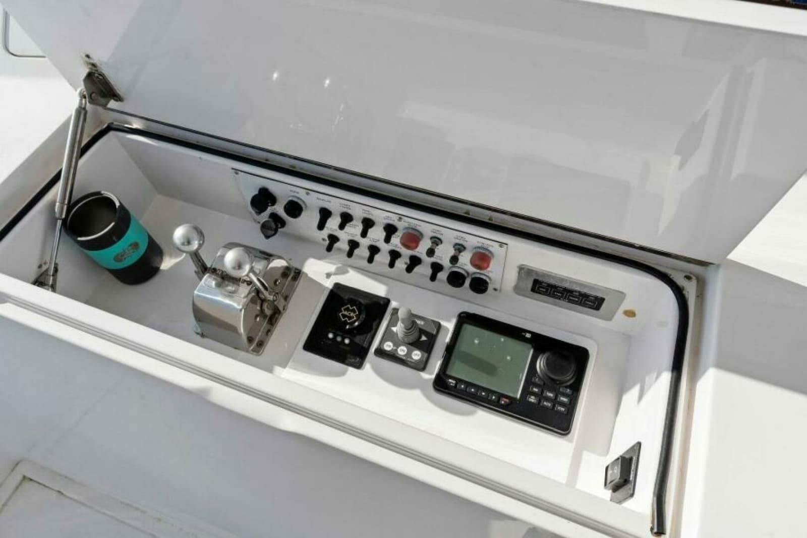 2003 Viking 48 Convertible - Photo 16