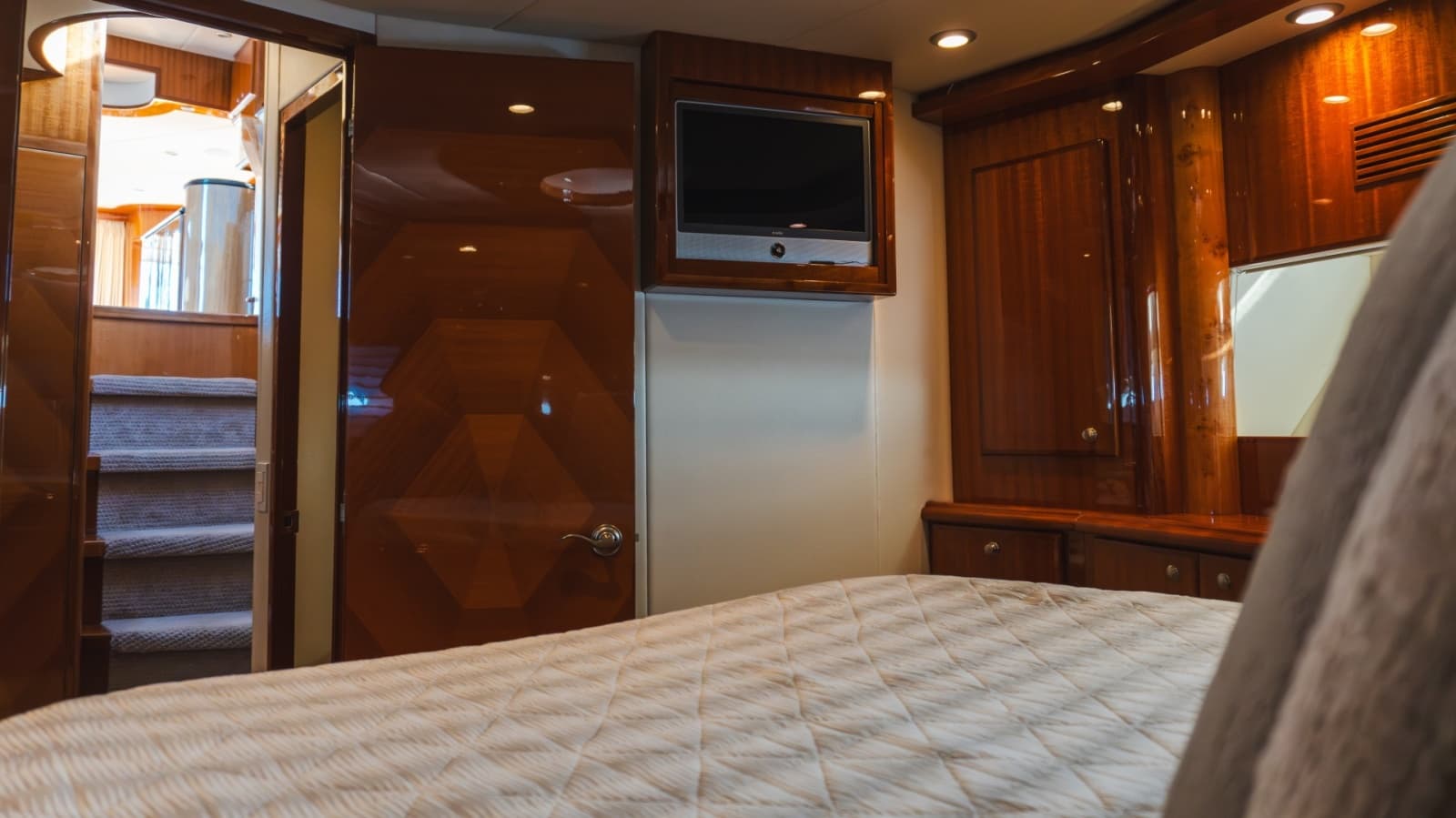2012 McKinna 69 Skylounge - Photo 18