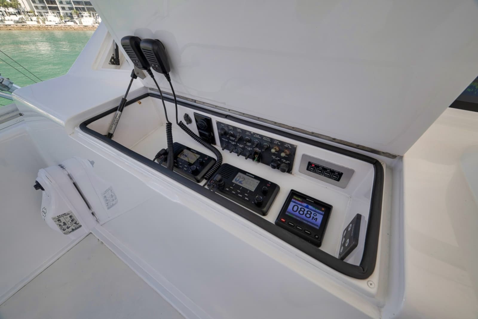 2003 Viking 52 Convertible - Photo 36