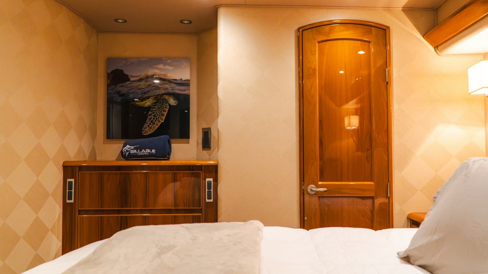 2014 Viking 66 Convertible - Photo 11