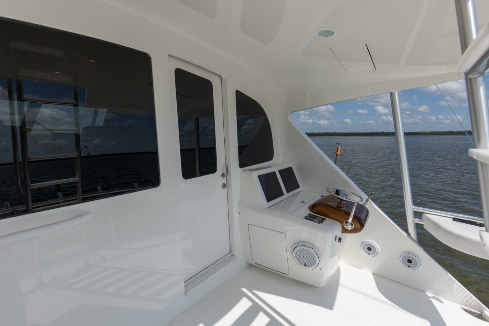 2016 Viking 92 Enclosed Bridge - Photo 51