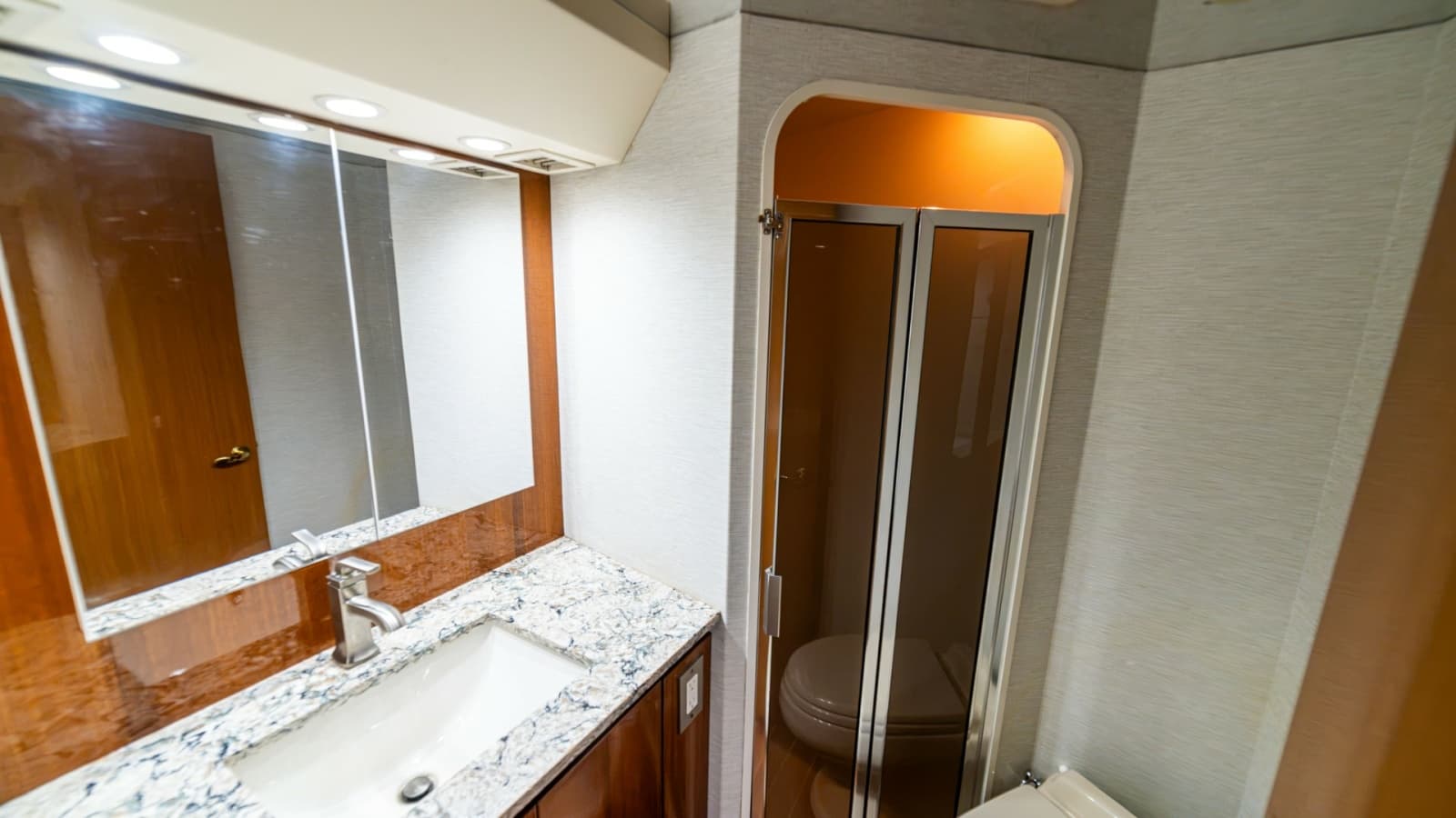 2001 Viking 61 Convertible - Photo 40