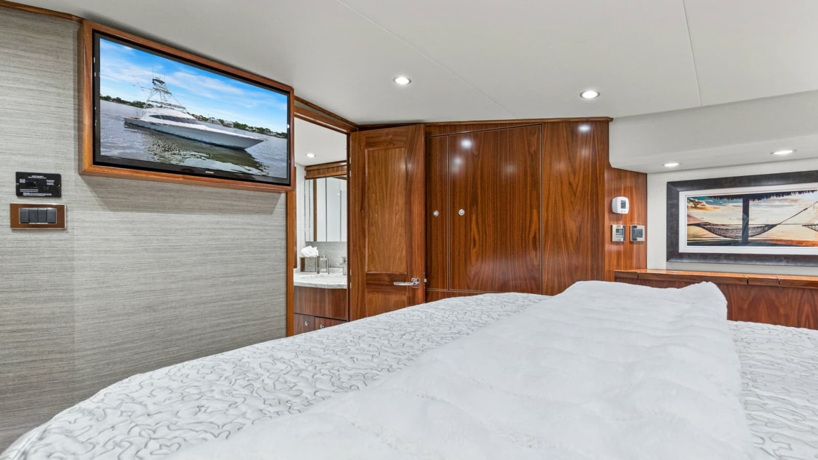 2020 Viking 68 Convertible - Photo 16