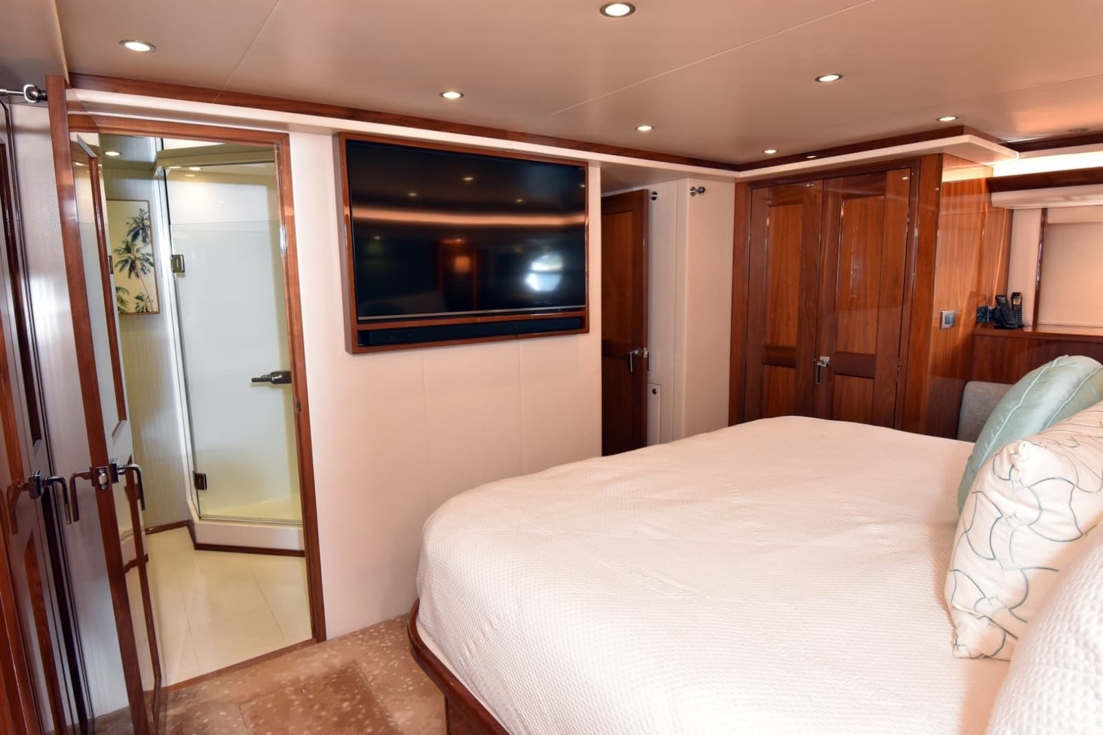 2019 Viking 80 Skybridge - Photo 65
