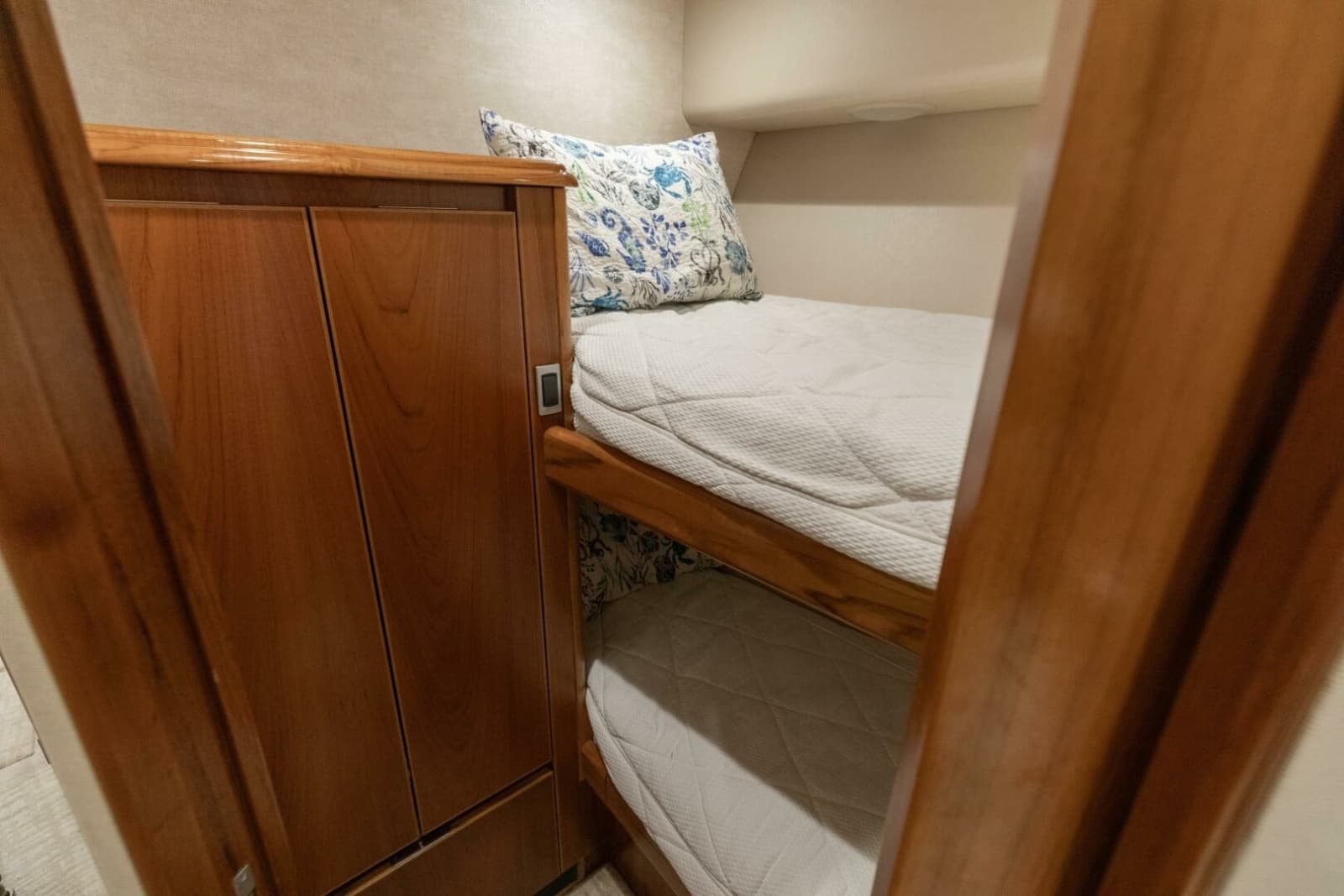 2015 Viking 70 Convertible - Photo 51