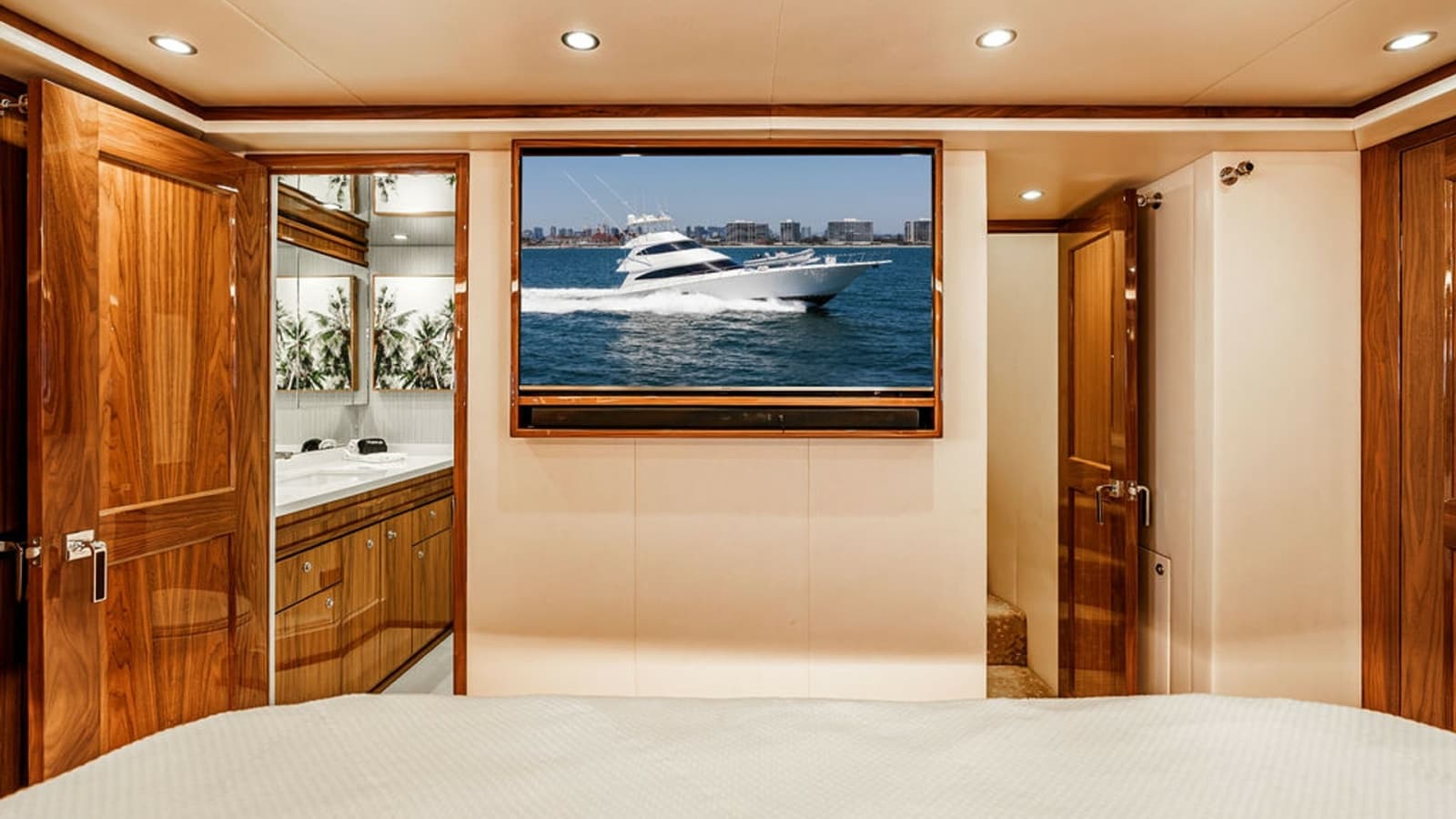 2019 Viking 80 Skybridge - Photo 26