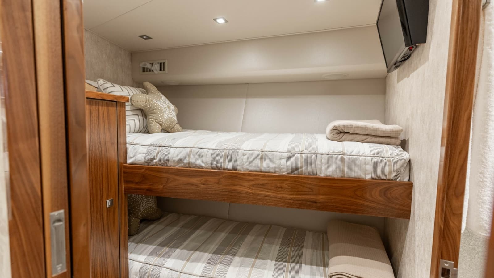 2016 Viking 80 Convertible - Photo 35