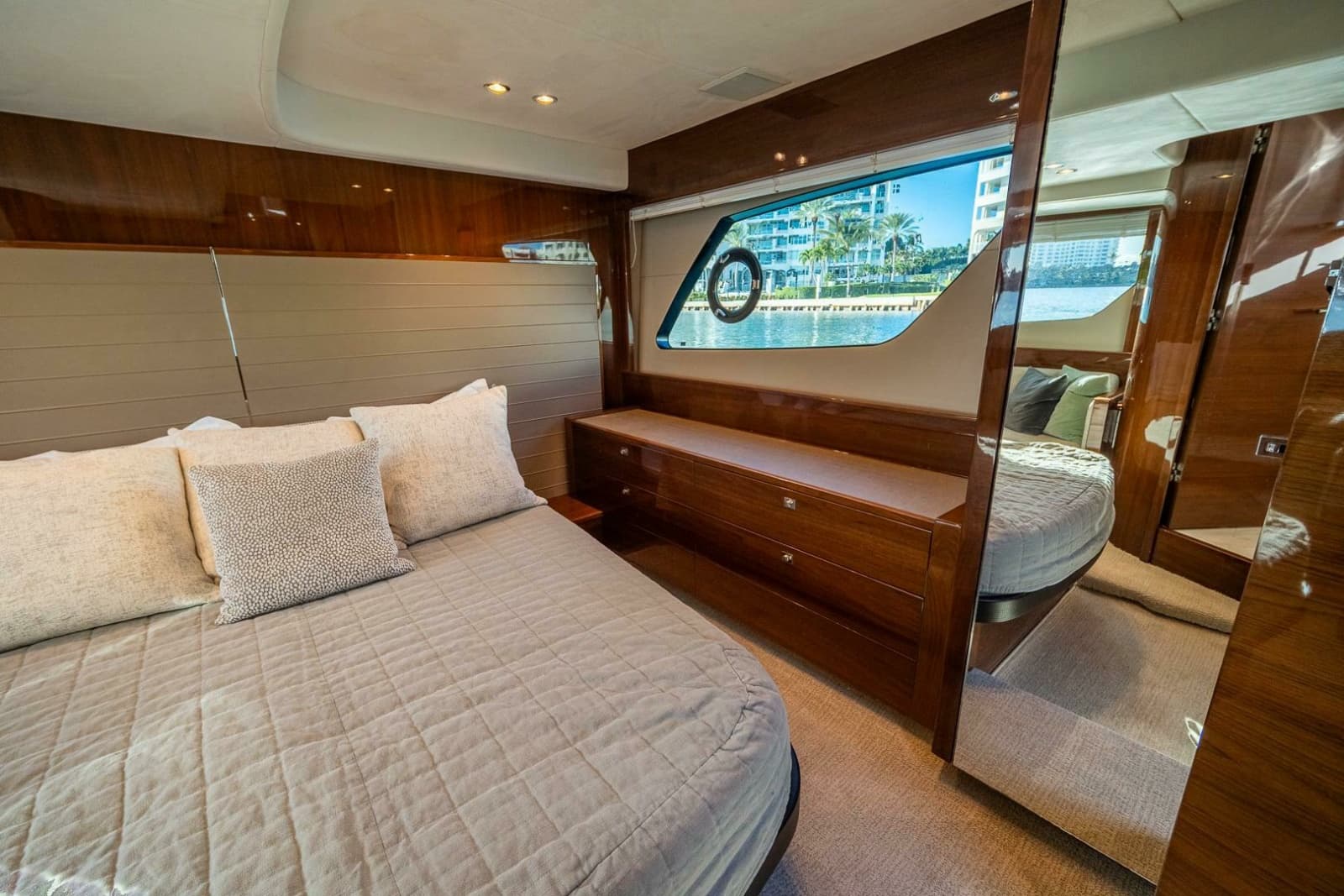 2016 Princess V48 - Photo 35