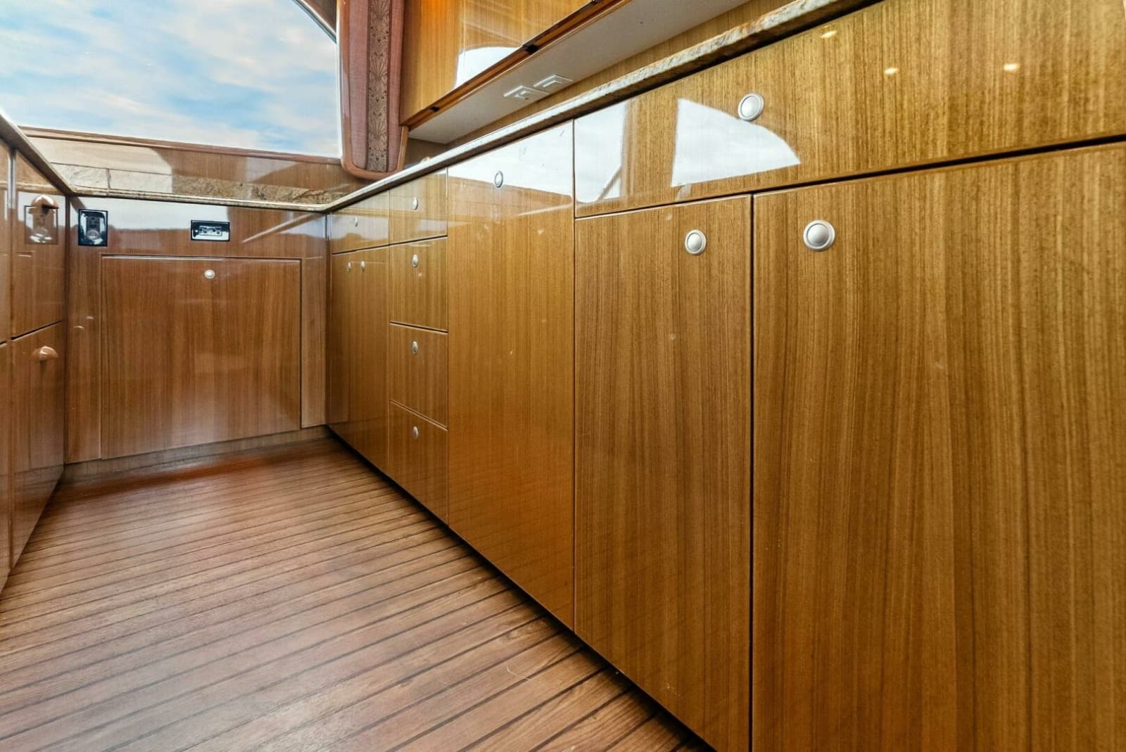 2006 Viking 61 Convertible - Photo 14