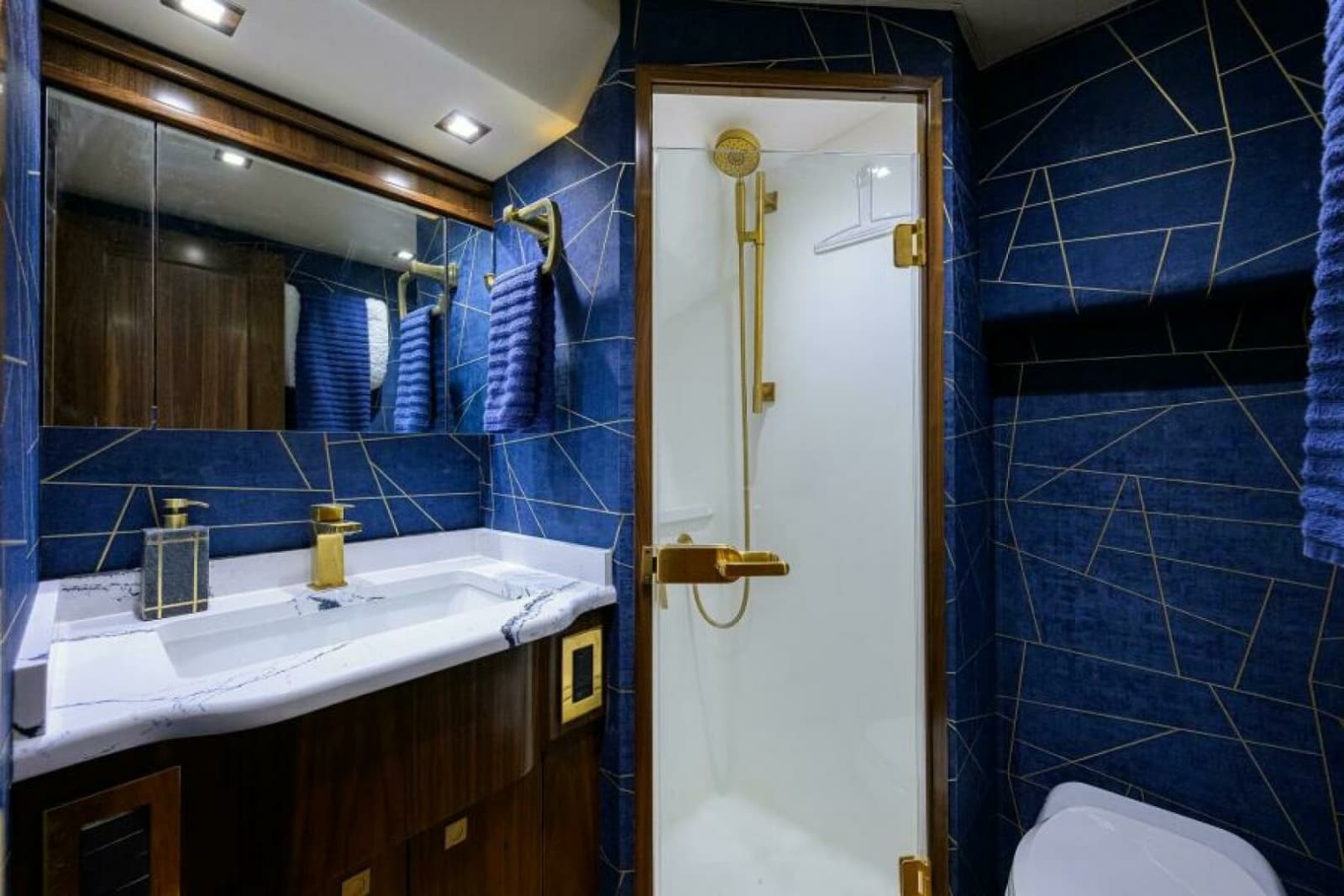 2024 Viking 80 Convertible - Photo 23