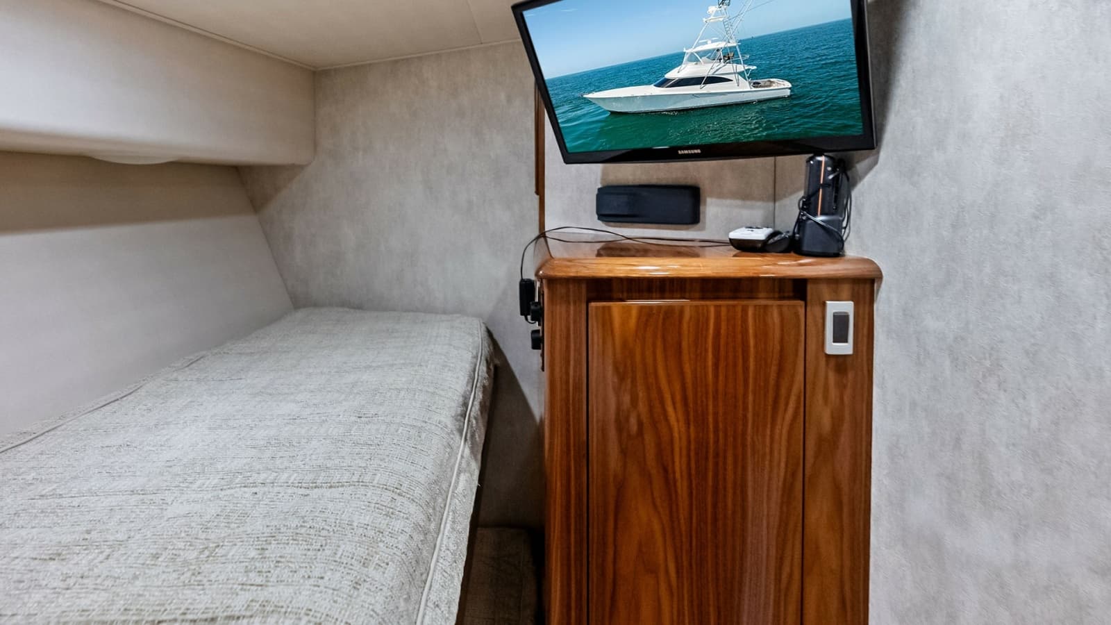 2018 Viking 62 Convertible - Photo 36