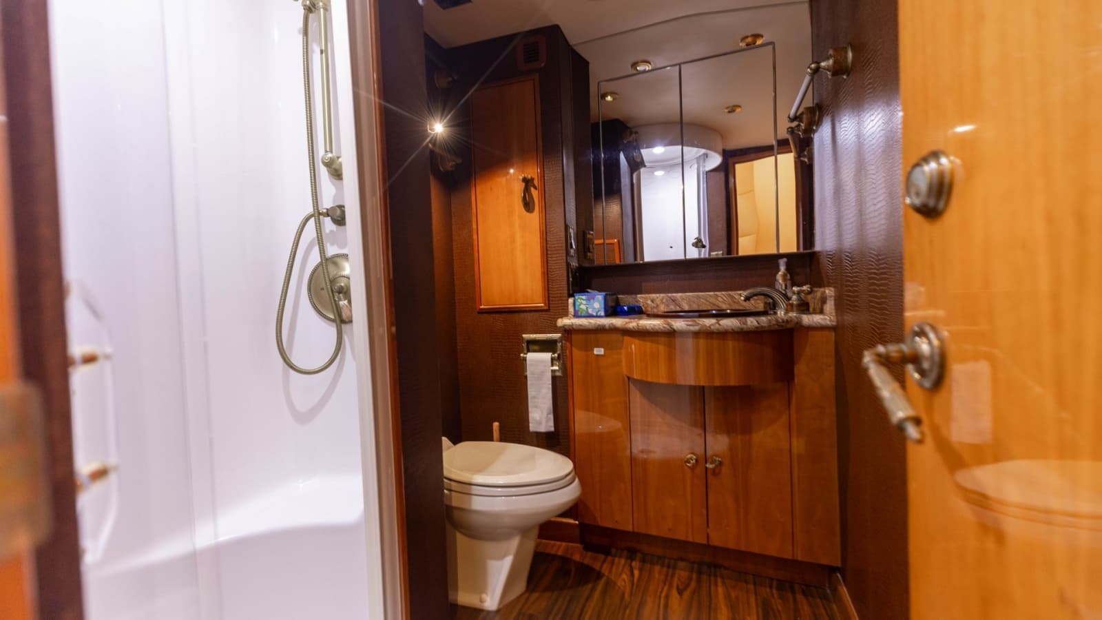 2007 Hatteras 68 Convertible - Photo 34