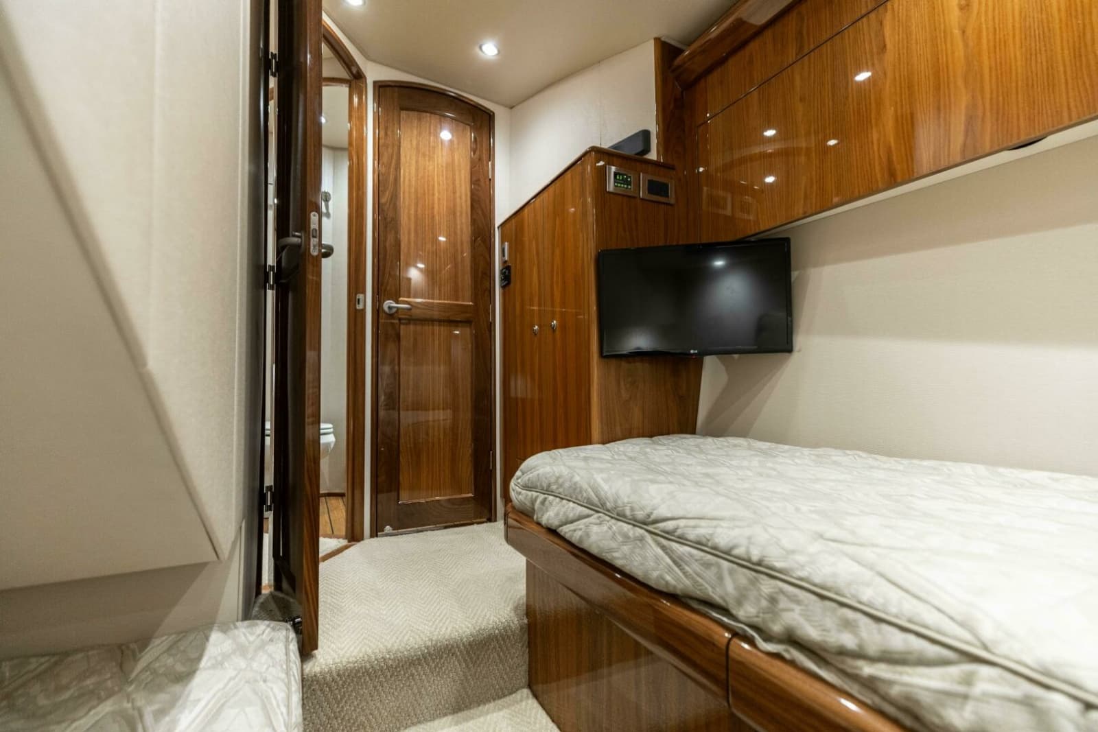 2020 Viking 62 Convertible - Photo 23