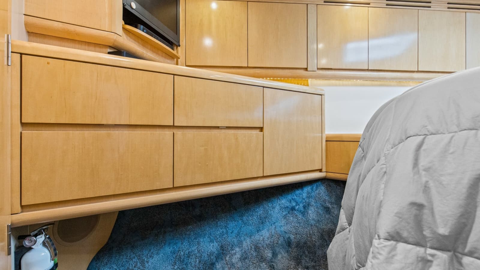 1999 Hatteras 60 Enclosed Bridge Convertible - Photo 20