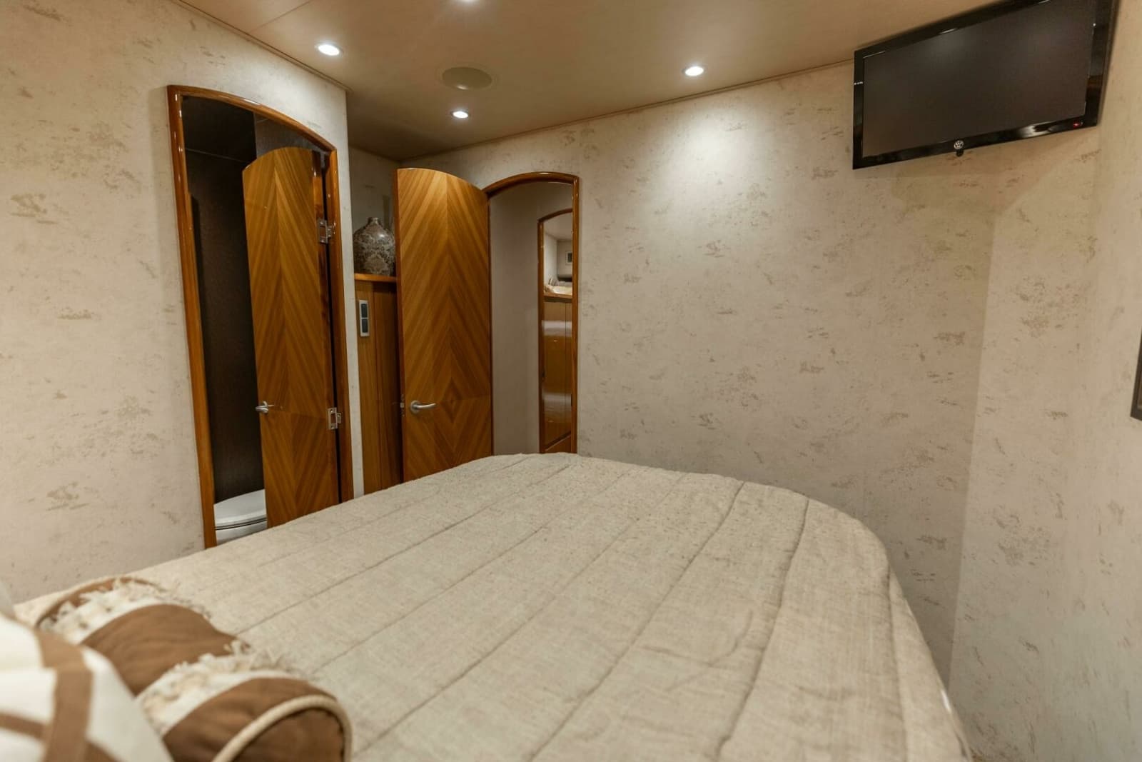 2013 Viking 76 Convertible - Photo 41
