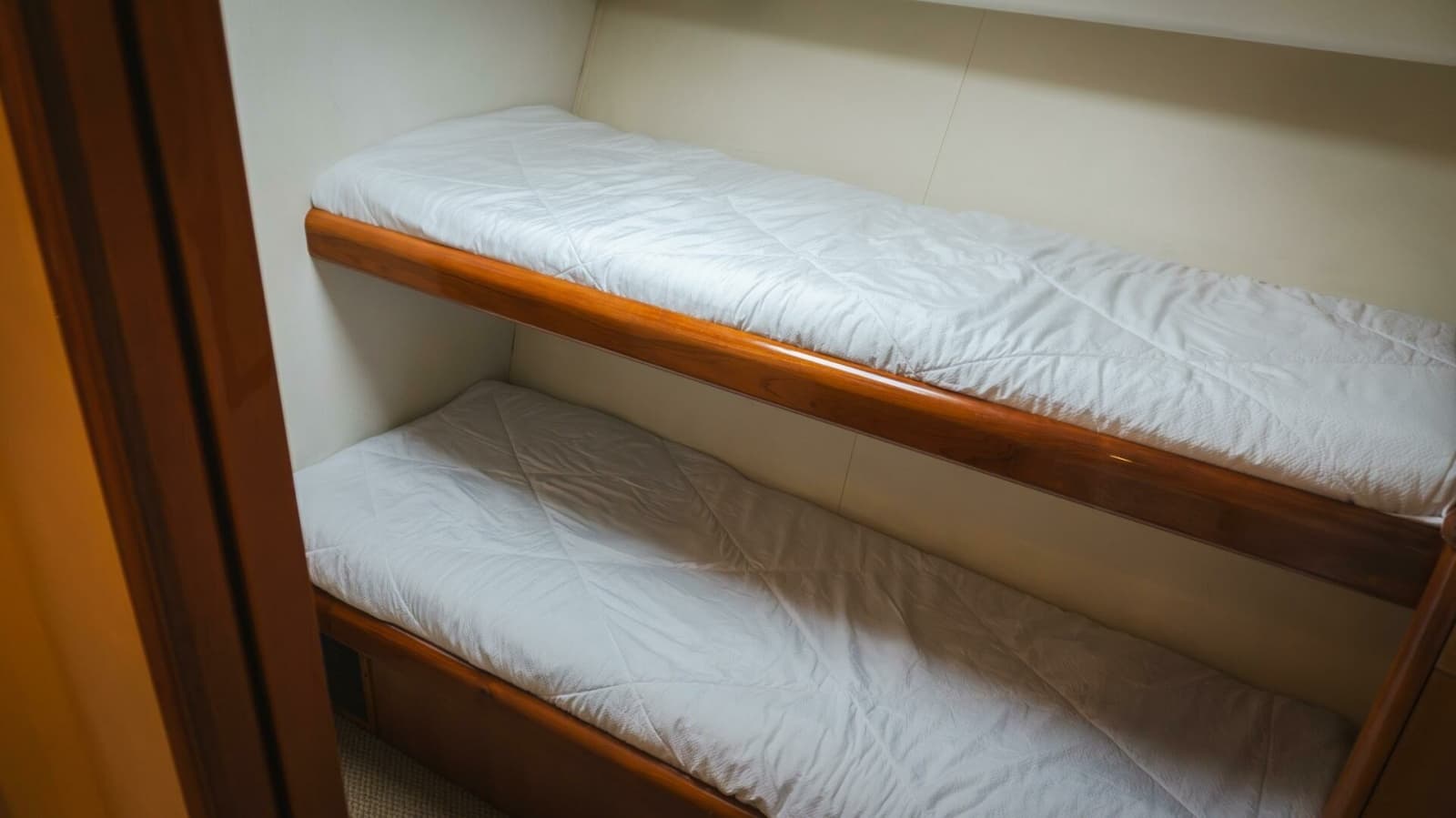 2000 Viking 55 Convertible - Photo 14