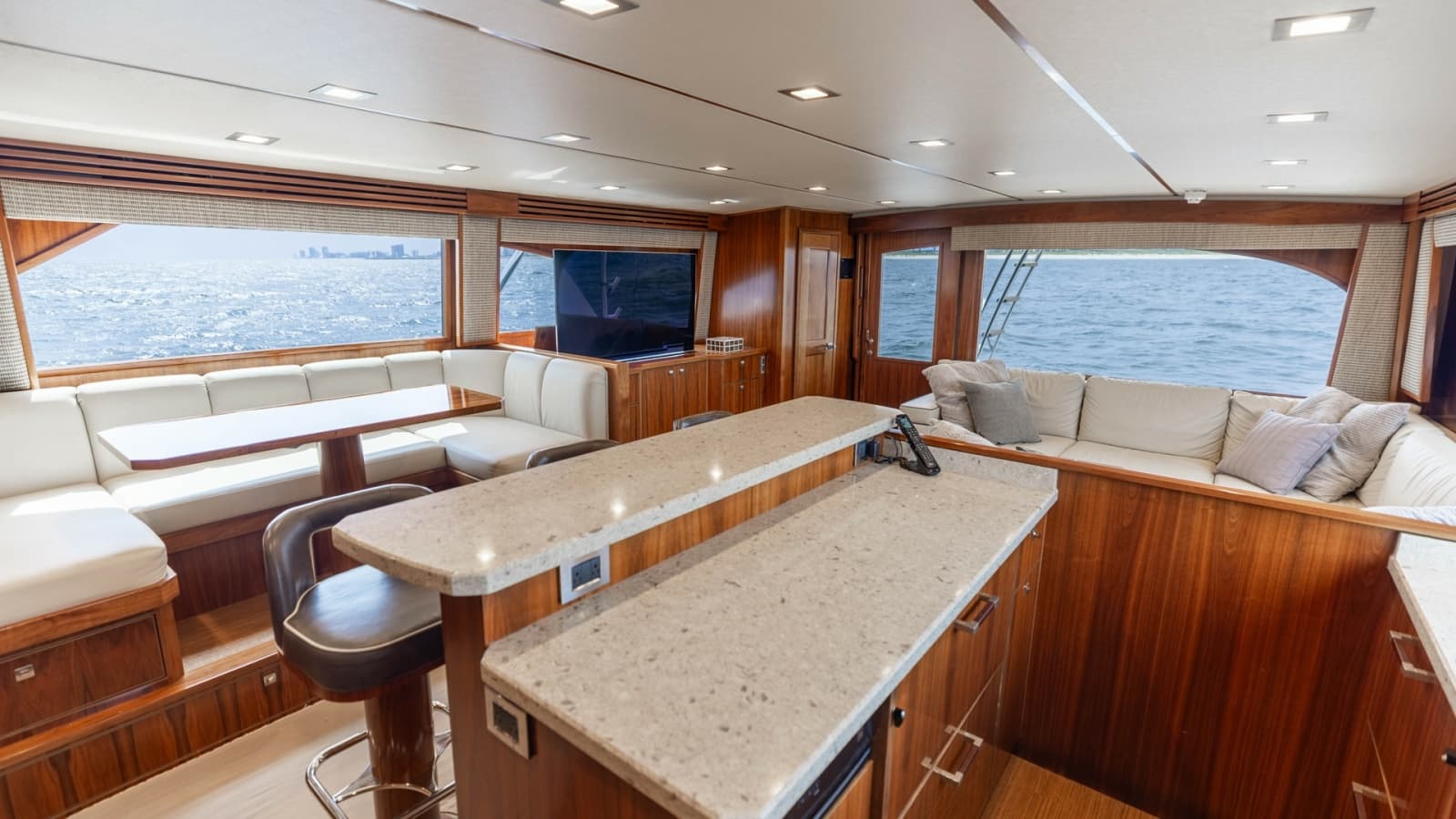 2018 Viking 72 Convertible - Photo 11