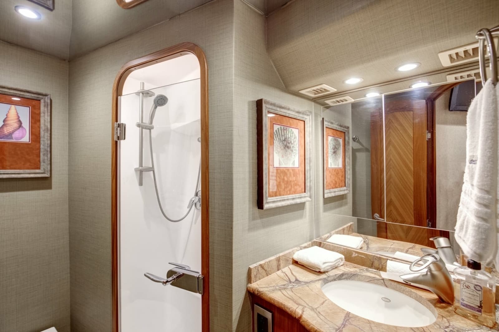 2010 Viking 82 Convertible - Photo 29