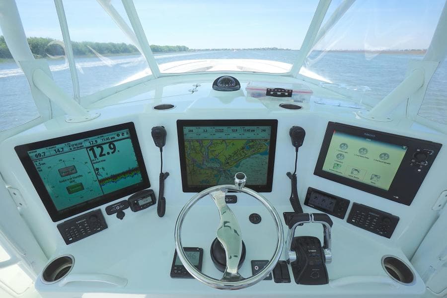 2013 Yellowfin 42 - helm