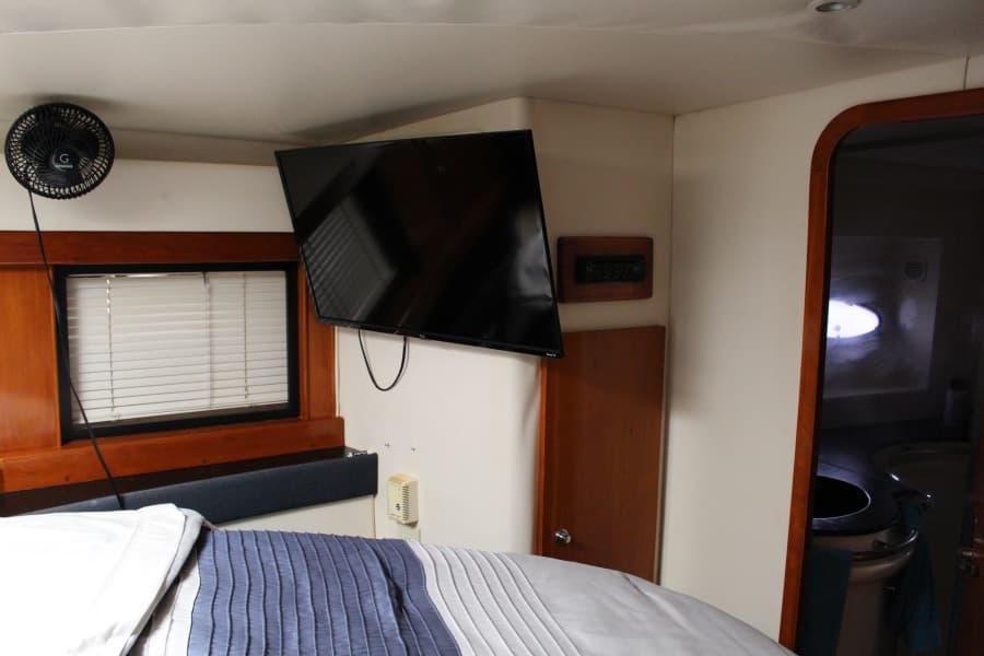 2000 Carver Trojan 440 Express