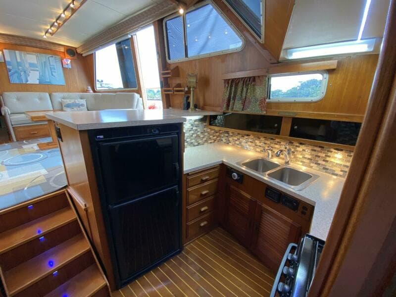 1983 Tollycraft Aft Cabin
