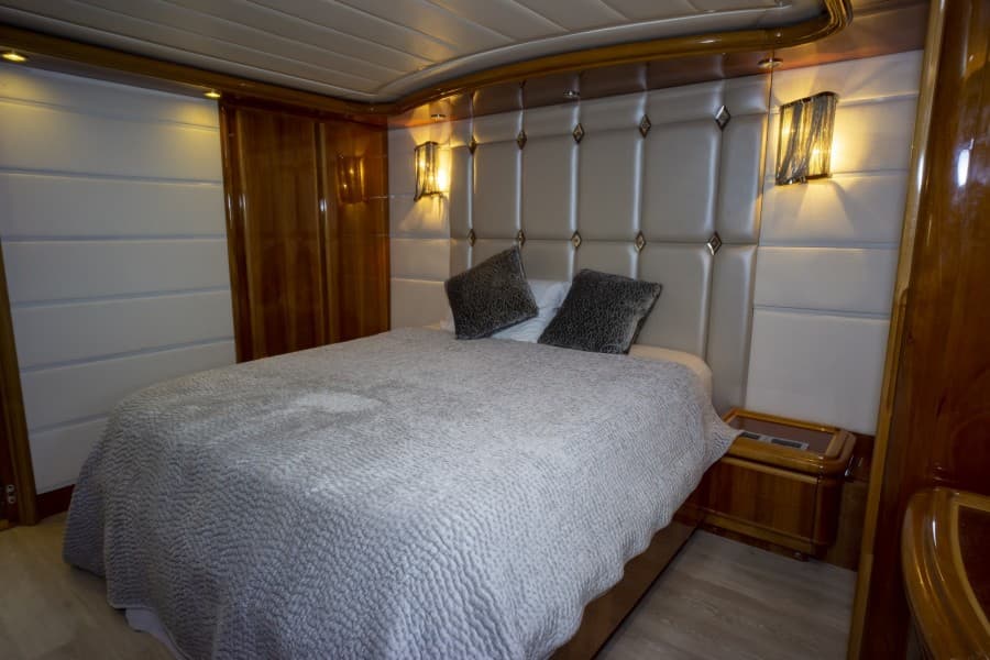 2000 Ferretti Yachts Custom Line 94