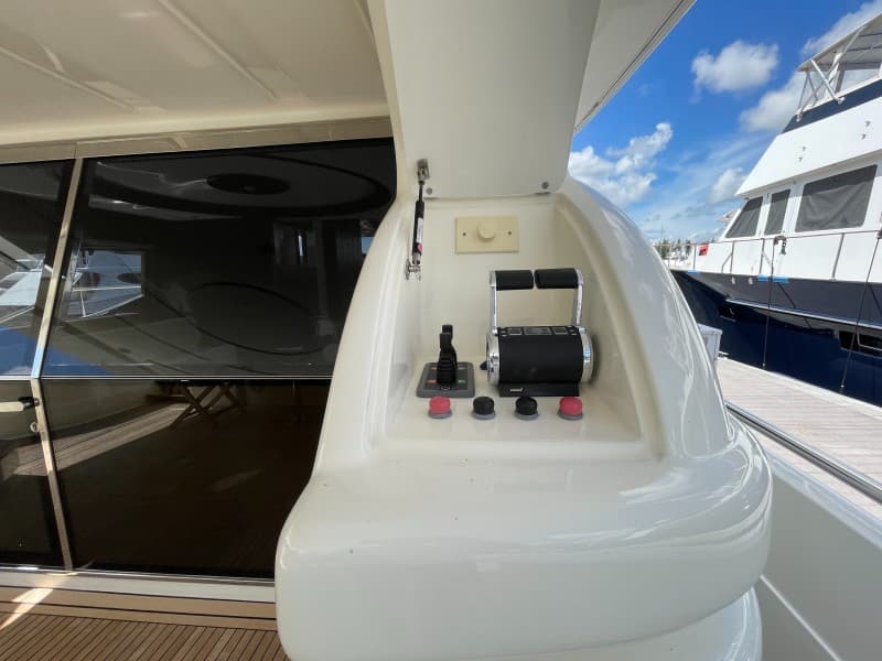 2001 Ferretti Yachts 680