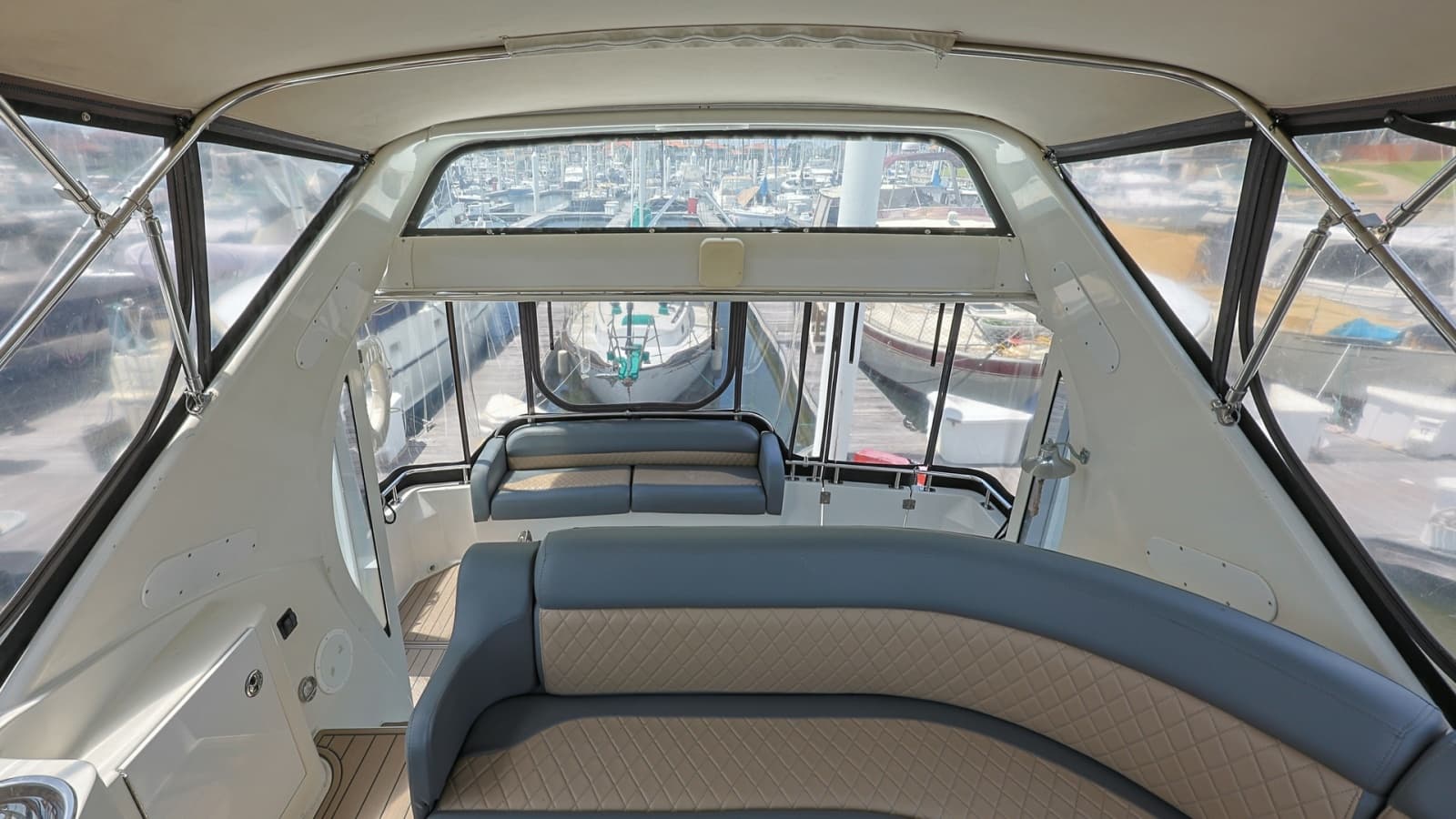 2006 Carver 396 Motor Yacht - Photo 8
