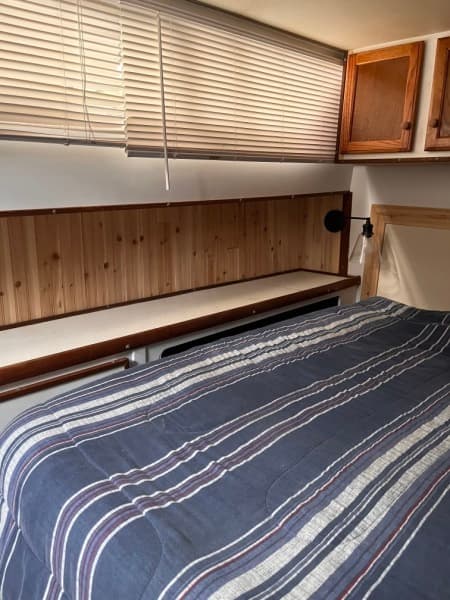 34 Under The Wire 1979 Chris Craft Catalina Port Rear Cabin