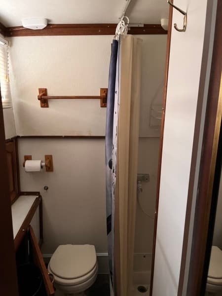 28 Under The Wire 1979 Chris Craft Catalina Head