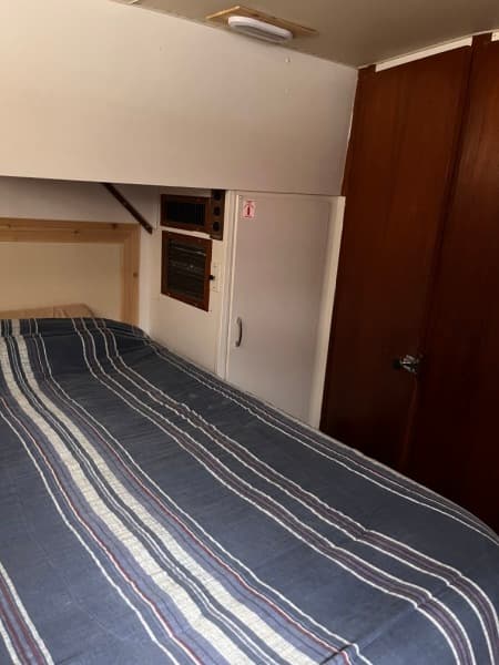 35 Under The Wire 1979 Chris Craft Catalina Starboard Rear Cabin