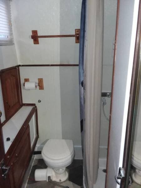 29 Under The Wire 1979 Chris Craft Catalina Head2