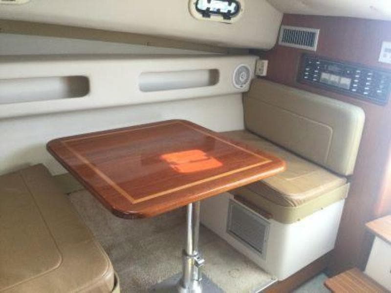30' Pursuit dinette
