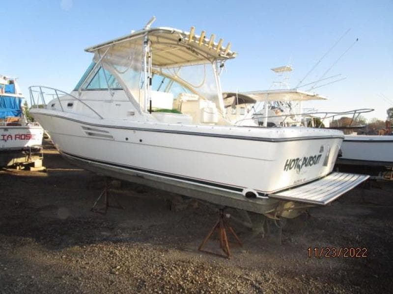 30' Pursuit port aft profile