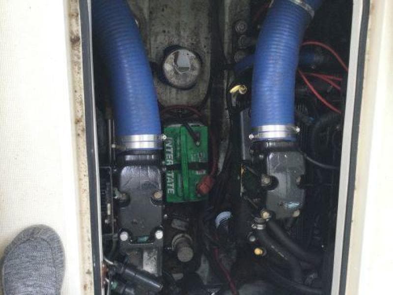 30' Pursuit engine room access